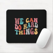 We Can Do Hard Things Groovy Retro Motivational Qu Muismat (Met muis)
