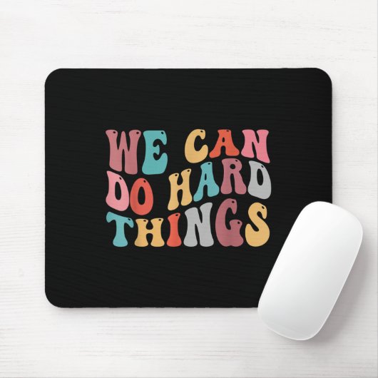 We Can Do Hard Things Groovy Retro Motivational Qu Muismat (Met muis)