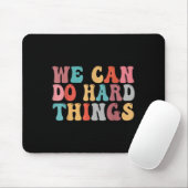 We Can Do Hard Things Groovy Retro Motivational Qu Muismat (Met muis)