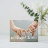 We Changed the Date Wit Schrift Foto Aankondigingskaart (Staand voorkant)