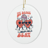we dansen op dezelfde beat keramisch ornament (Links)