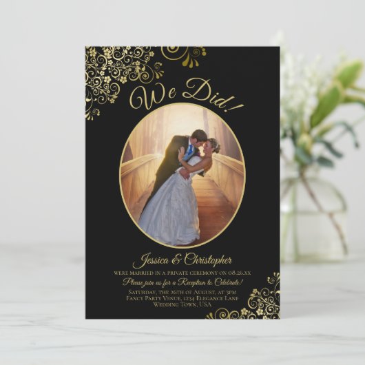 We Did! Gouden Krullen op Zwarte Huwelijksreceptie Kaart (Staand voorkant)