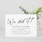 We Did It! Chic Modern Script Trouw Elopement Kaart (Staand voorkant)