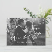 We Did It Modern Script Huwelijksfoto Elopement Kaart (Staand voorkant)