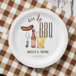 We doen een BBQ barbecue vrijgezellenfeest-paren d Papieren Bordje<br><div class="desc">Wij doen BBQ barbecue koppels vrijgezellenfeest monogrammed aangepaste papieren borden sjabloon. Eenvoudig ontwerp met bierglas,  worst en een fles hete saus BBQ douchetafel decor.</div>