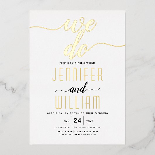 "We doen" elegant script calligraphy bruiloft Folie Uitnodiging (Voorkant)