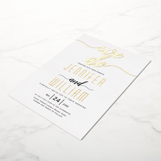 "We doen" elegant script calligraphy bruiloft Folie Uitnodiging (Gedraaid)