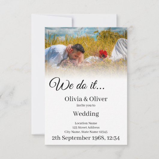 We doen het - Het zoenen van een paar op een weide (Voorkant)