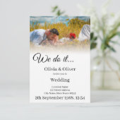 We doen het - Het zoenen van een paar op een weide (Staand voorkant)