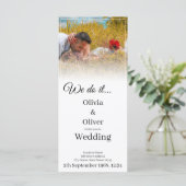 We doen het - Het zoenen van een paar op een weide (Staand voorkant)