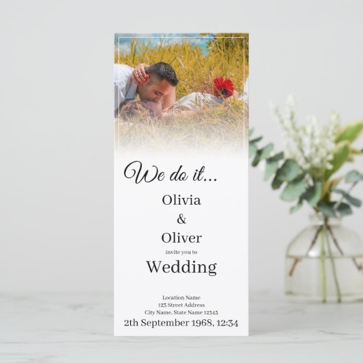 We doen het - Het zoenen van een paar op een weide (Staand voorkant)