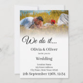 We doen het - Het zoenen van een paar op een weide (Voorkant)