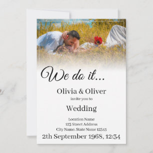 We doen het - Het zoenen van een paar op een weide