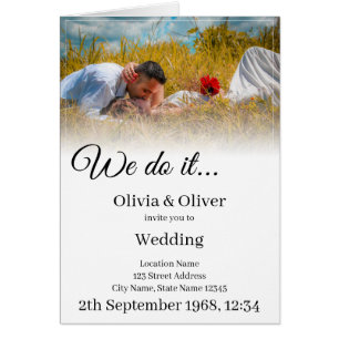 We doen het - Het zoenen van een paar op een weide