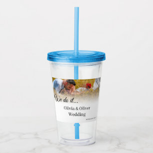 We doen het - Het zoenen van een paar op een weide Acryl Drinkbeker