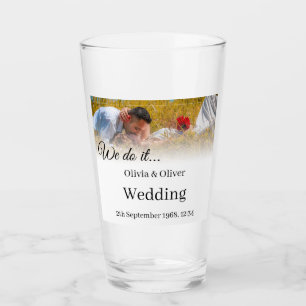 We doen het - Het zoenen van een paar op een weide Glas