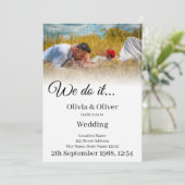 We doen het - Het zoenen van een paar op een weide Kaart (Staand voorkant)