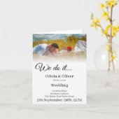 We doen het - Het zoenen van een paar op een weide Kaart (Gele Bloem)