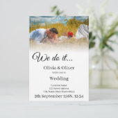 We doen het - Het zoenen van een paar op een weide Kaart (Staand voorkant)