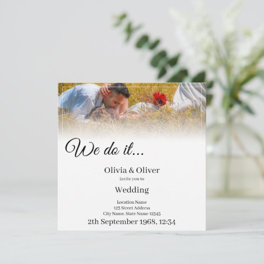 We doen het - Het zoenen van een paar op een weide Kaart (Staand voorkant)