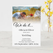 We doen het - Het zoenen van een paar op een weide Kaart (Gele Bloem)