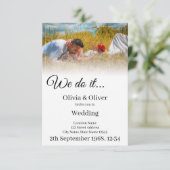 We doen het - Het zoenen van een paar op een weide RSVP Kaartje (Staand voorkant)