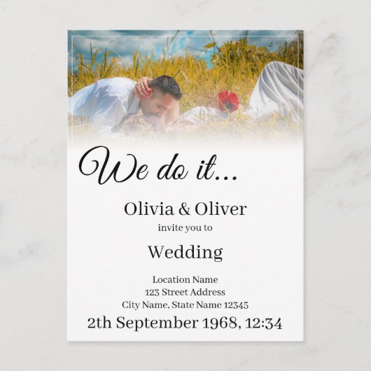 We doen het - Het zoenen van een paar op een weide Uitnodiging Briefkaart (Voorkant)