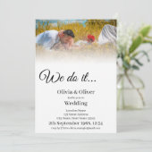 We doen het - Kussend Paar op een Weide Aankondiging (Staand voorkant)