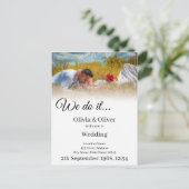 We doen het - Kussend Paar op een Weide Aankondigingskaart (Staand voorkant)