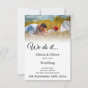 We doen het - Kussend Paar op een Weiland RSVP Kaartje