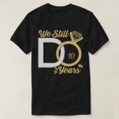 We doen nog steeds 10 jaar bruiloftstrouwparen. t-shirt (Design voorkant)