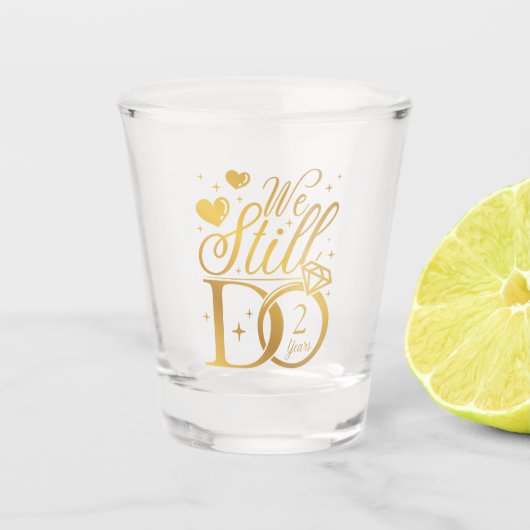 We doen nog steeds 2 jaar bruiloft Jubileum Shot Glas (Voorkant)