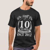 We doen nog steeds tien jaar Jubileum sinds 2012 W T-shirt (Voorkant)