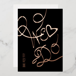 We dragen de hand op een gouden bruiloft. folie uitnodiging