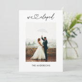 We Eloped 2 Foto Calligrafie Script Bruiloft Aankondiging (Staand voorkant)