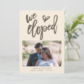 We Eloped Aankondiging Foto Uitnodiging Bruine crè (Staand voorkant)