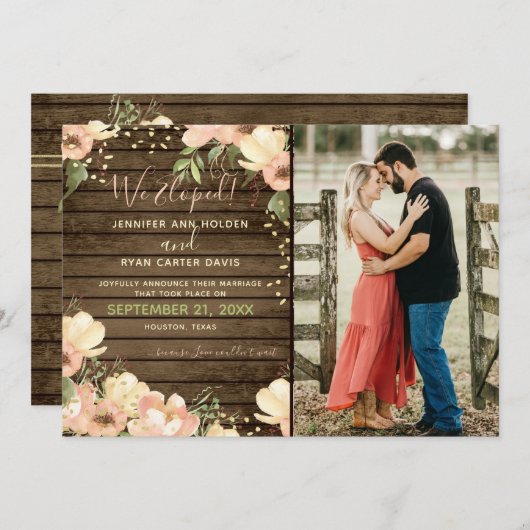 We Eloped Blush Bloemen Rustiek Hout Wedding Kaart (Voorkant / Achterkant)