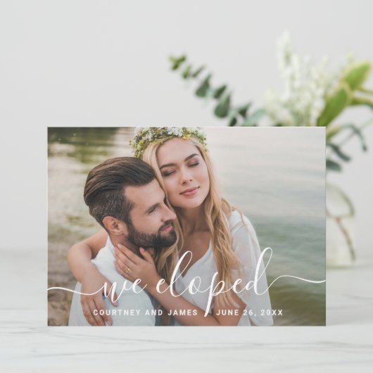 We Eloped Minimalistische witte script trouwfoto Aankondiging (Staand voorkant)