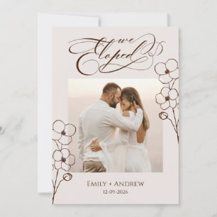 We Eloped Zand Beige Calligrafie Bloemen Foto Aankondiging