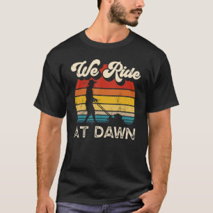 We fietsen op Dawn Lawnmower Retro Lawn Mower T-shirt