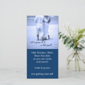 We gaan het op het strand doen! save the date (Staand voorkant)