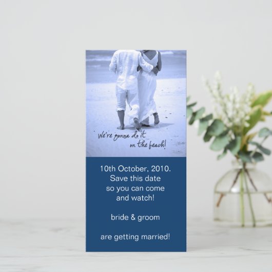 We gaan het op het strand doen! save the date (Staand voorkant)