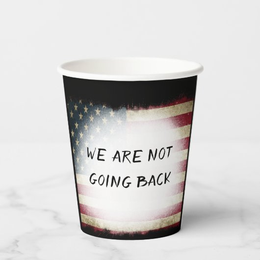 WE GAAN NIET TERUG PAPIEREN BEKERS (Achterkant)