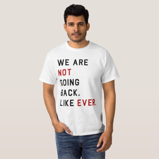 WE GAAN NIET TERUG. ZOALS ALTIJD. T-SHIRT (Voorkant volledig)