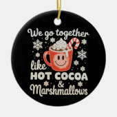 We gaan samen als hete cacaomarshmallows KerstmisW Keramisch Ornament (Voorkant)