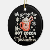 We gaan samen als hete cacaomarshmallows KerstmisW Keramisch Ornament (Links)