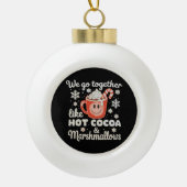 We gaan samen als hete cacaomarshmallows KerstmisW Keramische Bal Ornament (Voorkant)