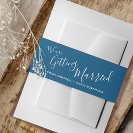 We gaan trouwen met een donkerblauwe witte bruilof uitnodigingen wikkel