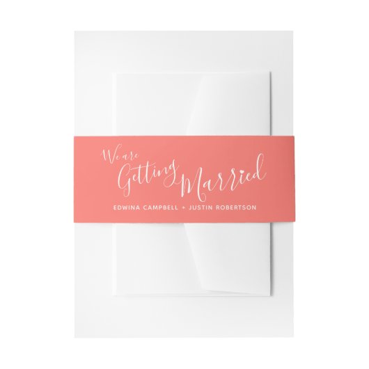 We gaan trouwen met levende koraalwitte bruiloft uitnodigingen wikkel (Voorkant Voorbeeld)