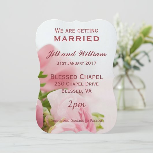 We gaan trouwen met roze rozen bruiloft kaart (Staand voorkant)